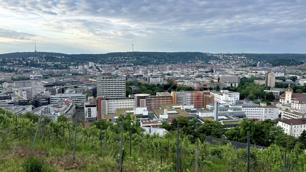 Mal eine andere Perspektive beim morgendlichen Spaziergang: das eingehüllte Katharinenhospital