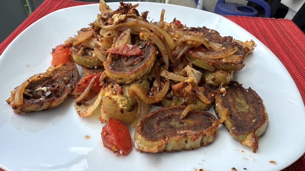 Maultaschen gebraten mit Zwiebeln, Ei, Tomaten und scharf :)