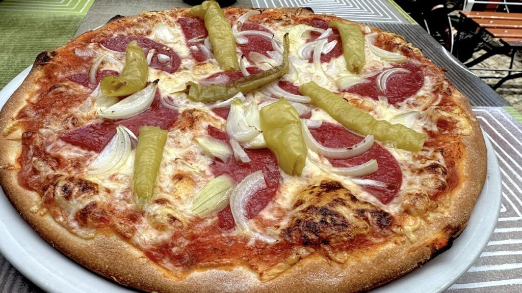 Pizza mit Salami, Peperoni und Zwiebeln