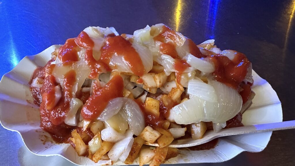 Nächtliche Currywurst, natürlicn mit dreierlei Zwiebeln bei Curry36