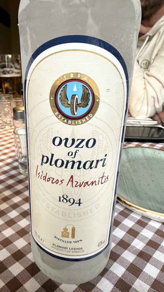 Ouzo bestellen wir nur noch in großen Flaschen...