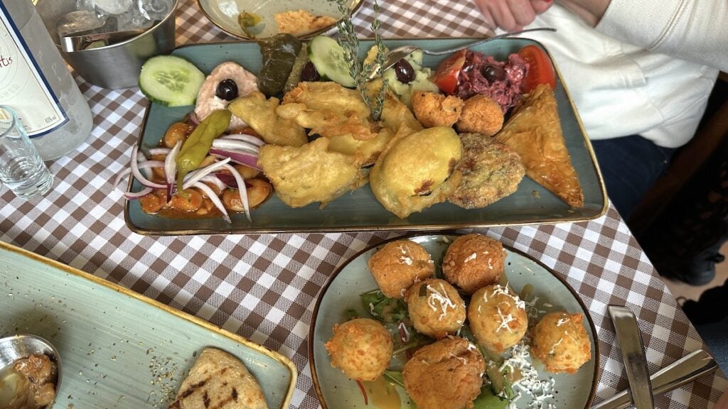 Gemischter Vorspeisenteller, Käsebällchen und Pita