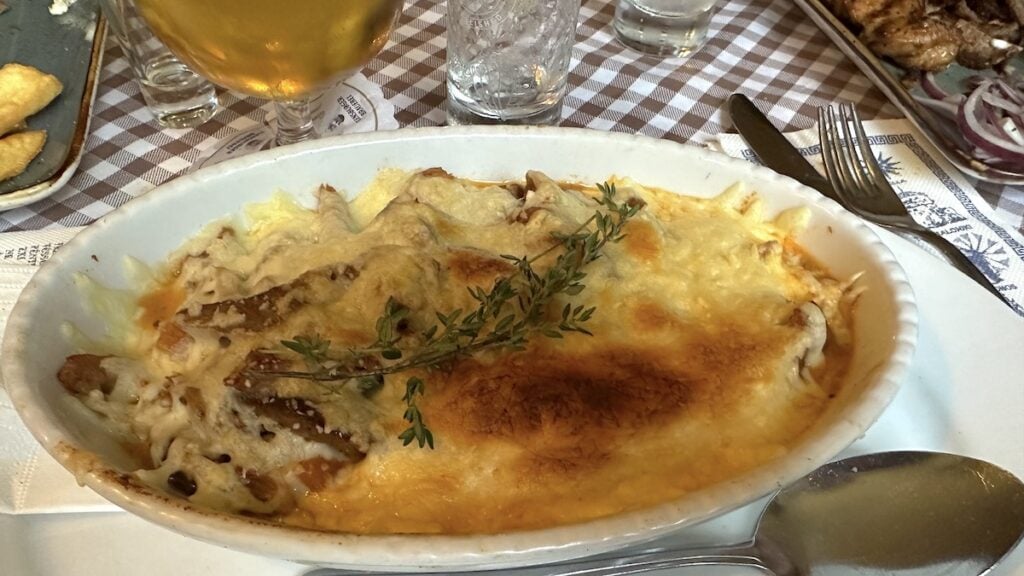 Gyros mit Metaxasoße und Käse überbacken