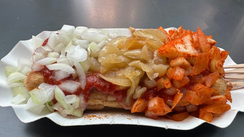 Und noch mal doppelte Currywurst - ohne Darm, mit dreierlei Zwiebeln