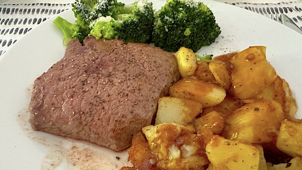 Rinderhüftsteak mit Bratkartoffeln und Brokkoli