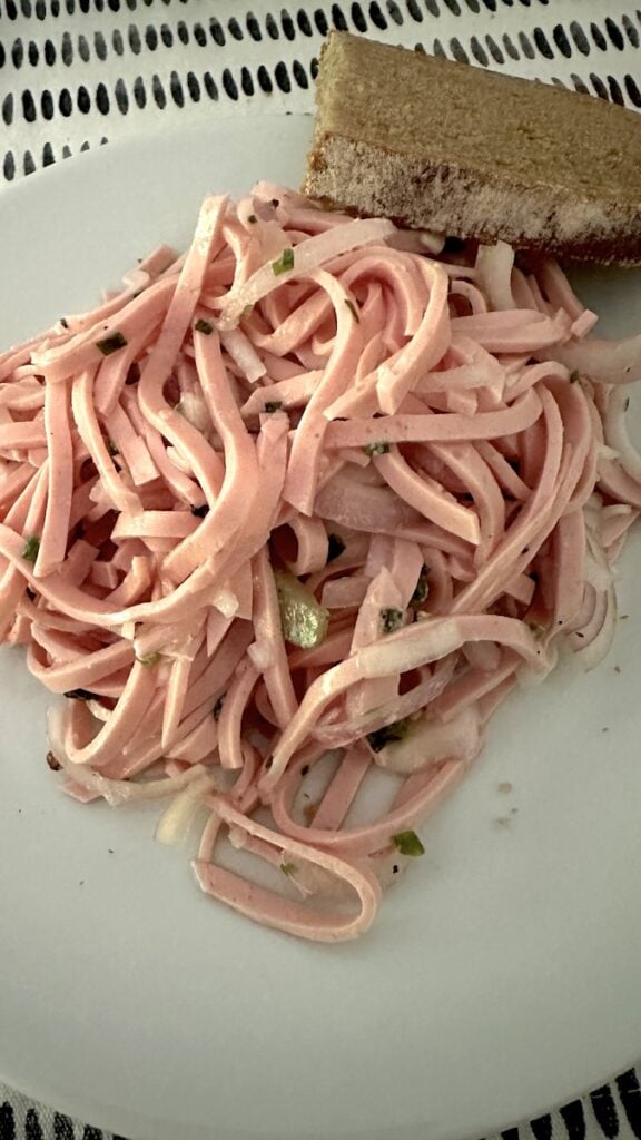 Wurstsalat mit Brot als Abendessen