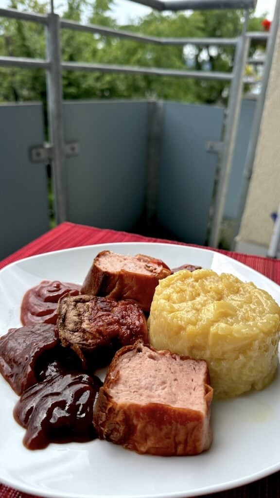 Fleischkäse mit Kartoffelsalat und diversen Grillsoßen auf dem Balkon
