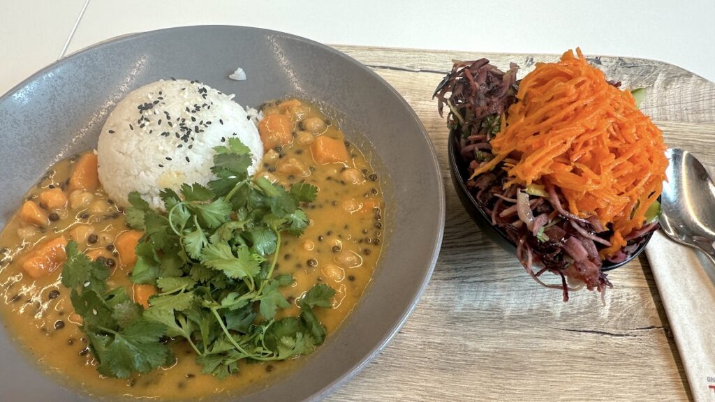 Süßkartoffel-Curry mit Reis und Salat