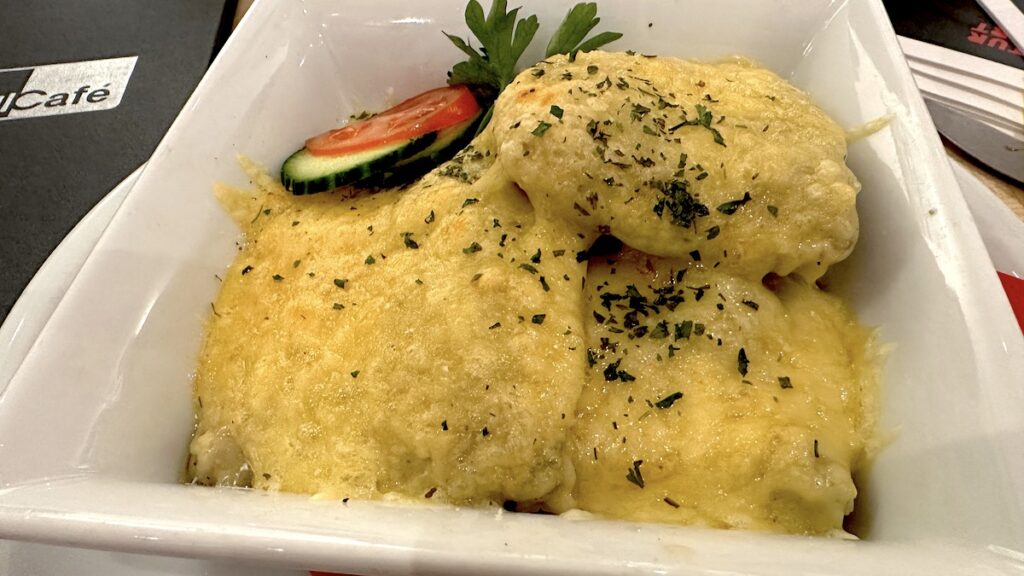 Drei mit Käse überbackene Maultaschen im FORUM 3