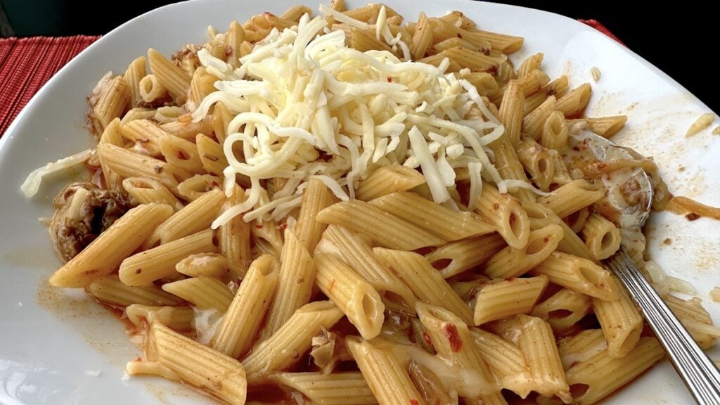 Nudeln mit Soße und geriebenen Käse