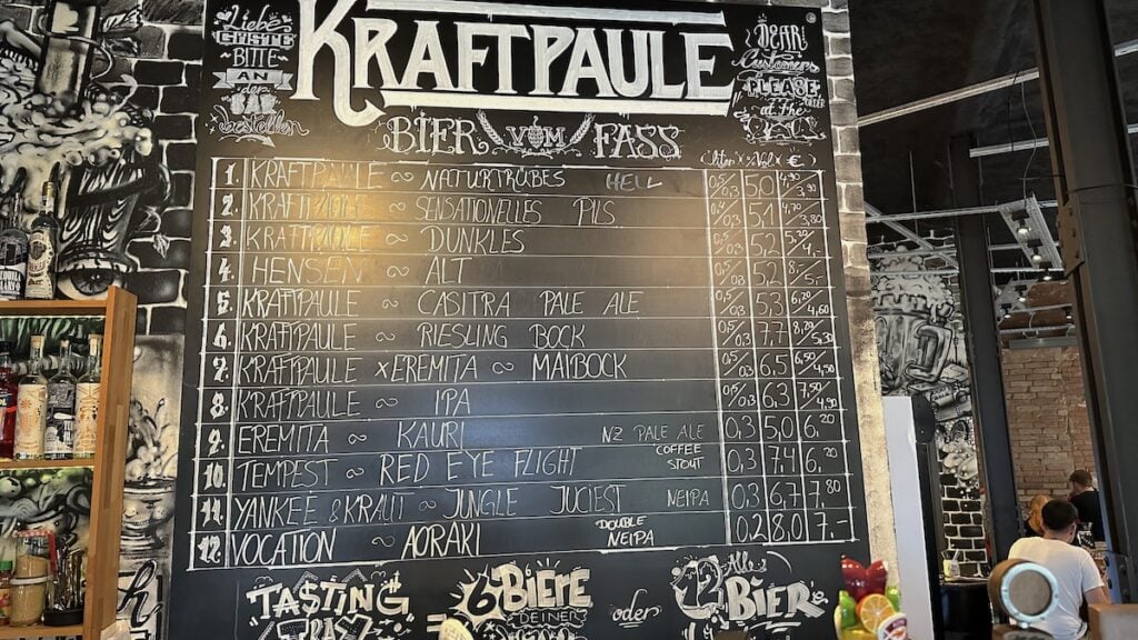 Tafel mit den Bieren vom Fass im Kraftpaule