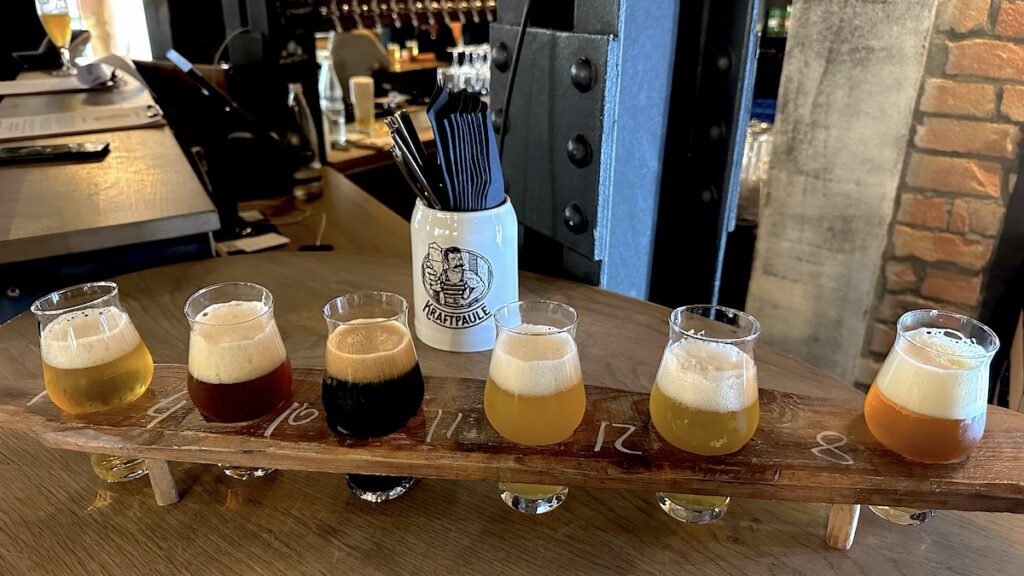 Tasting Tray mit sechs Bieren im Kraftpaule