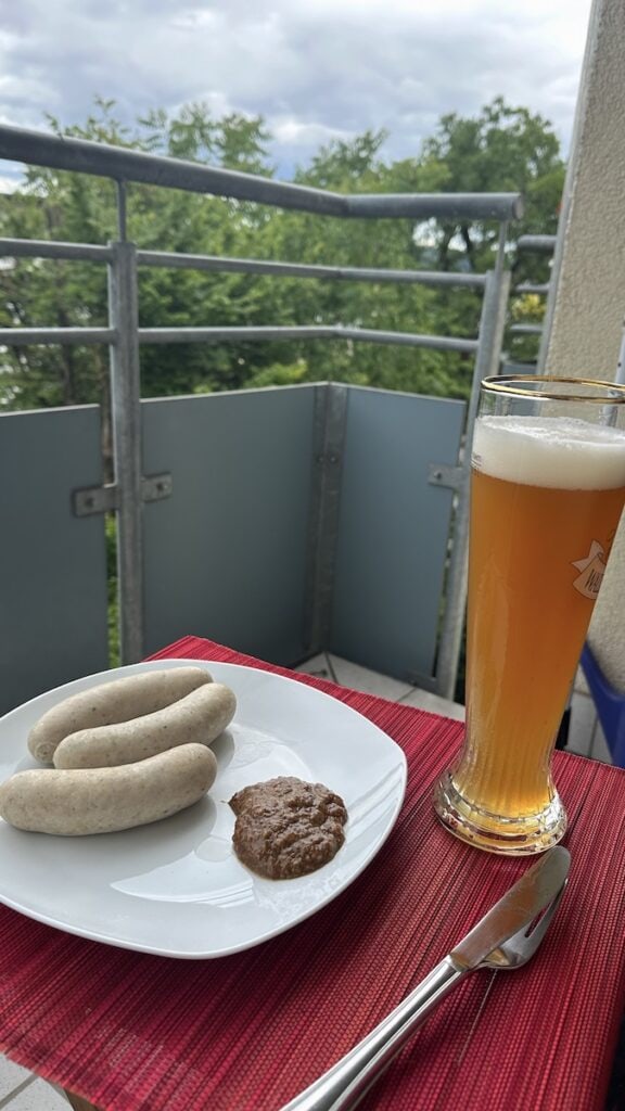 Weißwürste mit süßem Senf und Weißbier auf dem Balkon