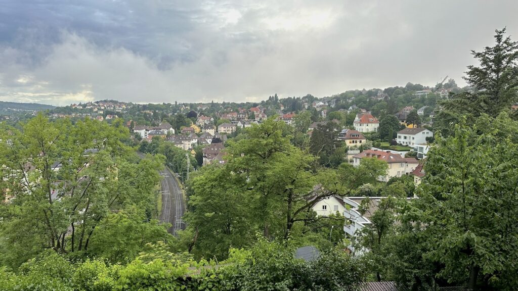 Ausblick auf das Gleis beim Abendspaziergang