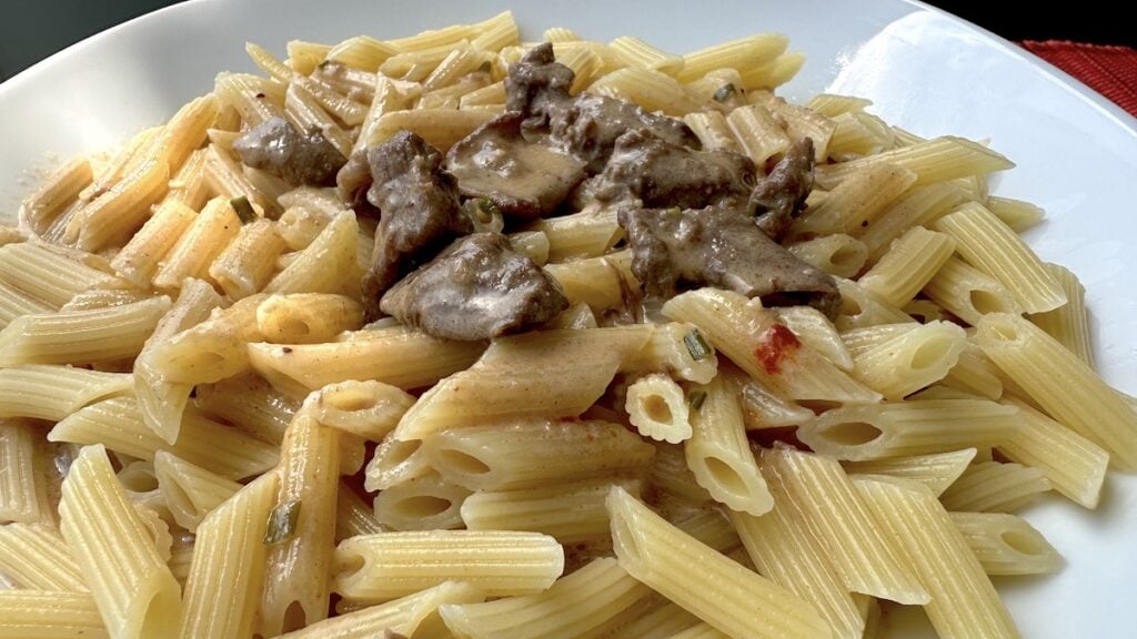 Mini Penne mit dem restlichen Rehgeschnetzelten