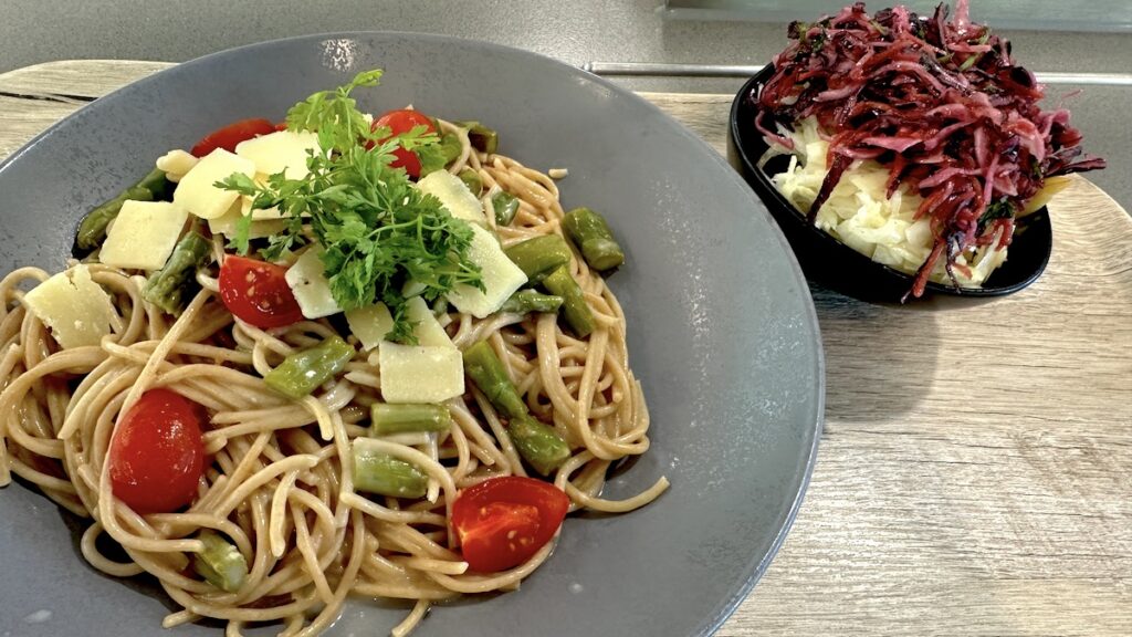 Vollkornspaghetti mit Spargel und Beilagensalat
