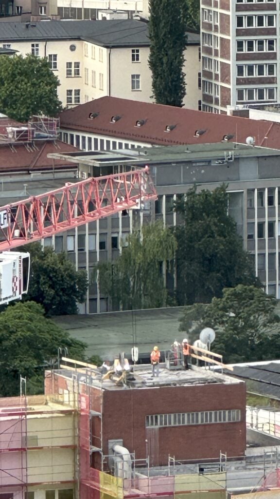 Nerviger Ausblick bei der Morgenrunde. Bauarbeitende auf dem Dach des Katharinenhospitals