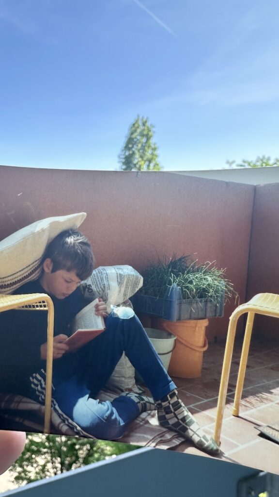 Ich auf dem Balkon mit ca. 5-7 Jahren - Foto auf meinem Balkon abfotografiert