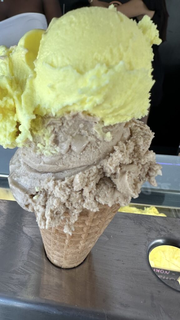 Eis in der Waffel, Limoncello und Kaffee