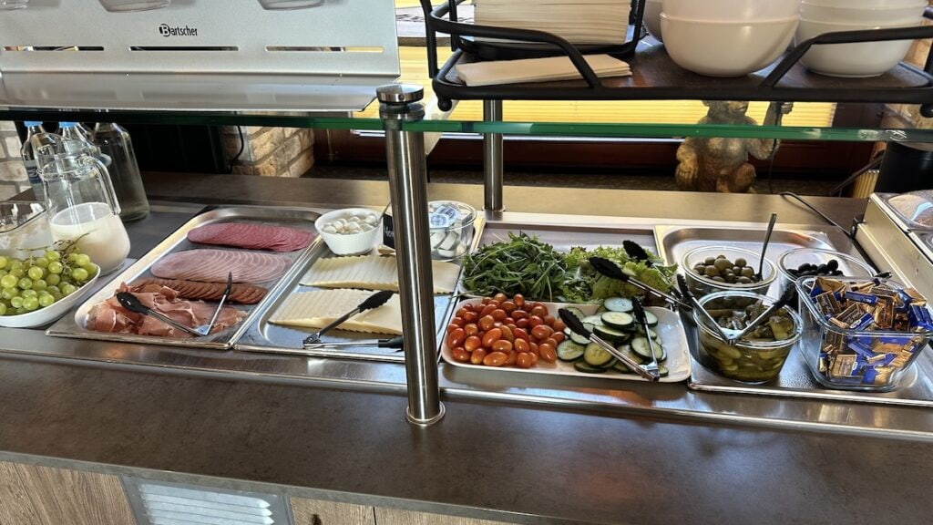 3 Monkeys Hotel Frühstücksbuffet: Schinken, Salami, Sucuk, Käse, Trauben, Tomaten, Gurken, Oliven