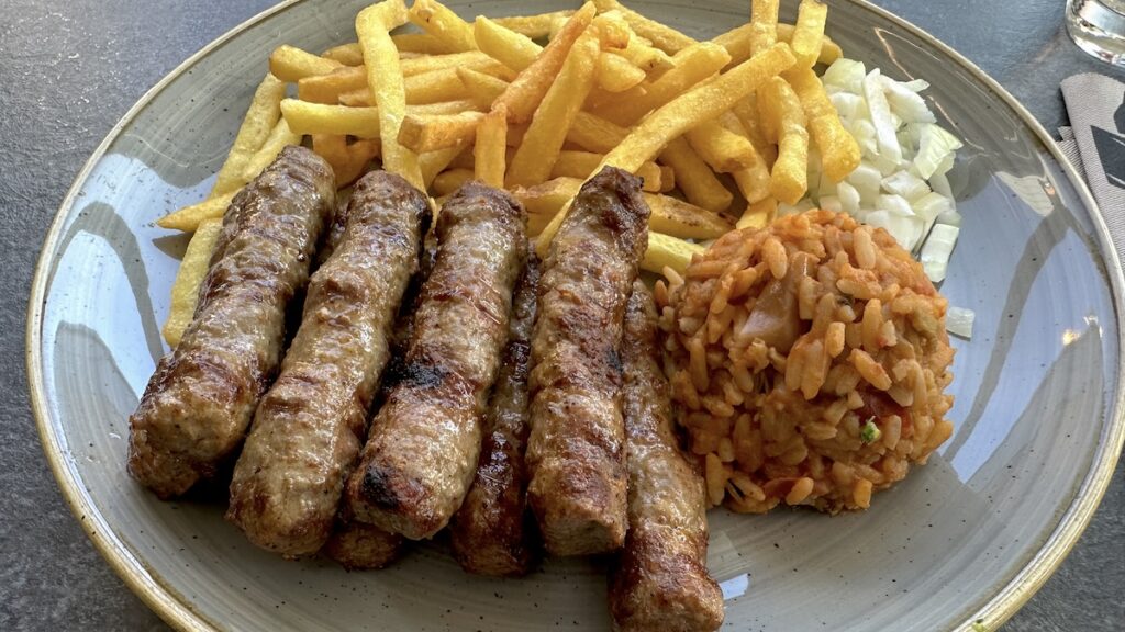 Cepvacici mit Pommes und Djuvecreis