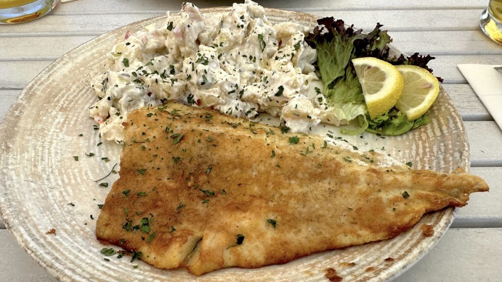Seelachs und Kartoffelsalat im "Essen & Meer im Skipperhuus"