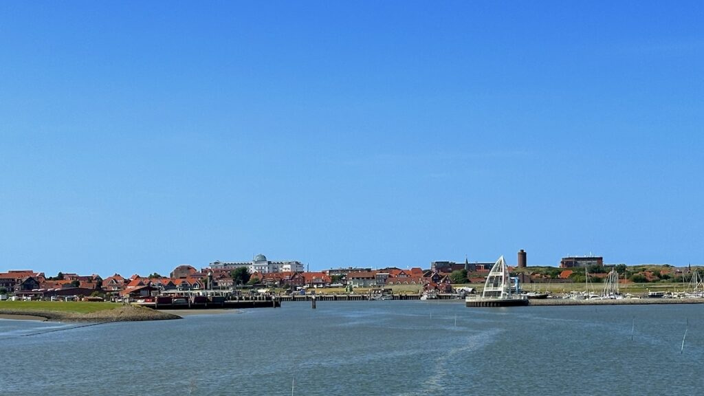 Der Juister Hafen bei der Anfahrt mit der Fähre