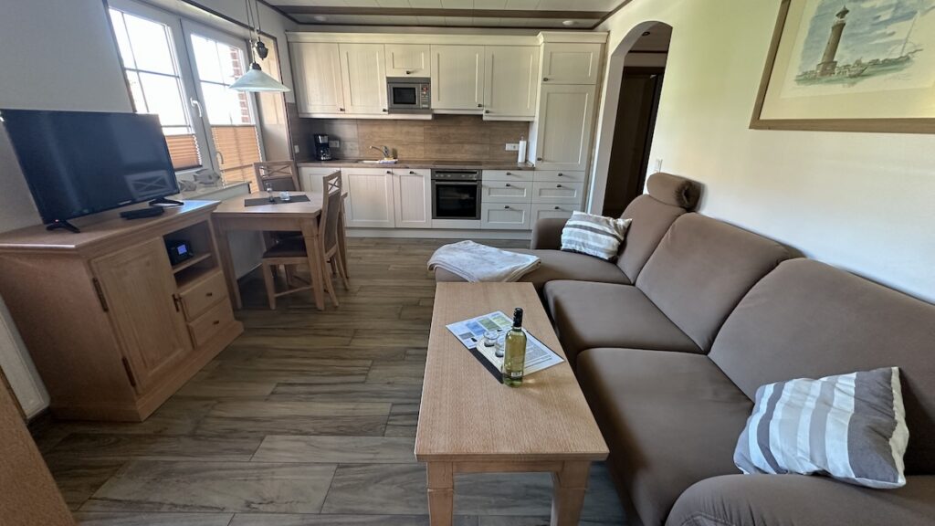 Wohnzimmer mit top ausgestatteter Küchenzeile in der Ferienwohnung Fischerballje auf Juist