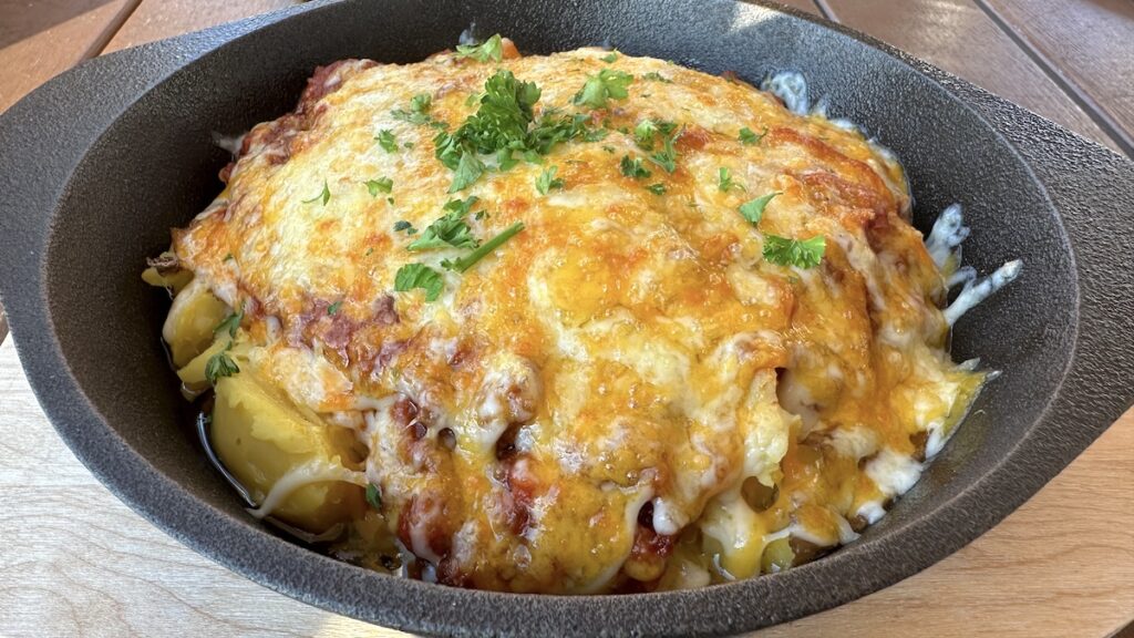 Gestampfte Kartoffeln mit Bolognese-Sugo und mit Käse überbacken