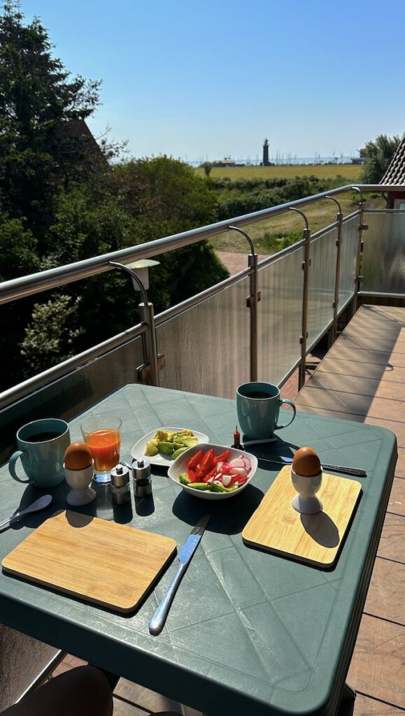 Frühstück auf dem Balkon der Ferienwohnung mit Blick auf den Hafen