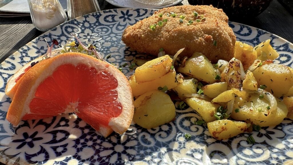 Cordon bleu mit Bratkartoffeln. Und, warum auch immer, Grapefruit statt Zitrone