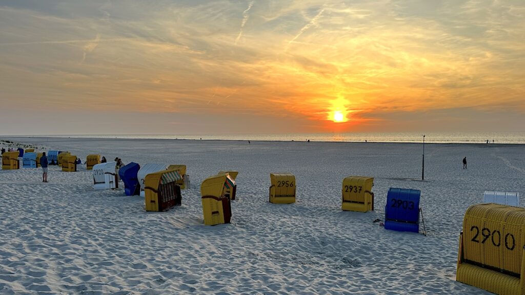 Kurz vor Sonnenuntergang am Juister Strand