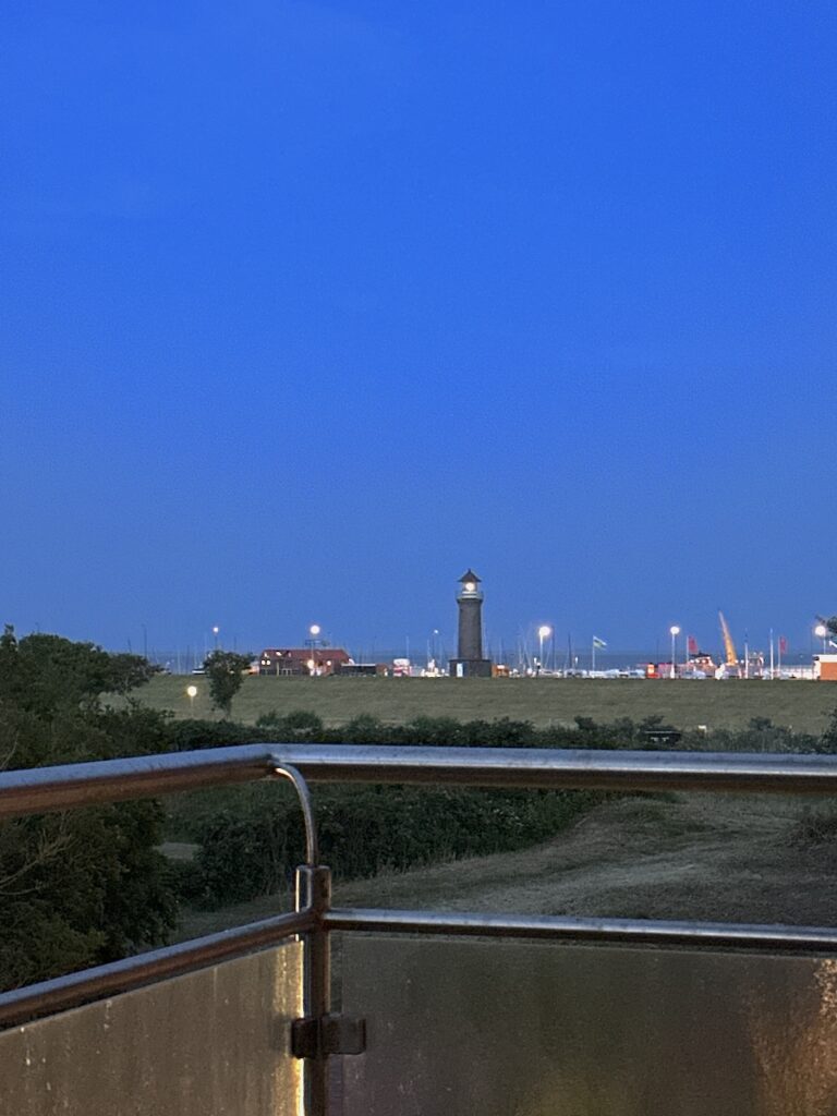 Nächtlicher Blick vom Balkon der Ferienwohnung in Richtung Leuchtturm und Hafen