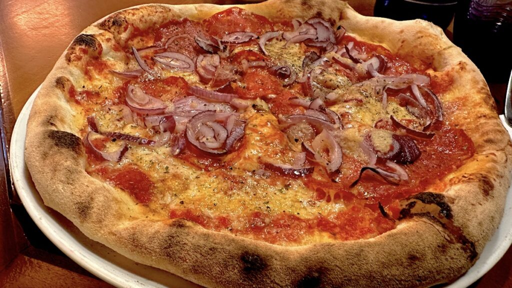Pizza Inferno: Tomatensauce, Käse, scharfe Salami, Zwiebeln, Knoblauch, Oregano 