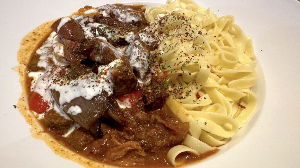 Saftiges Rindergulasch mit Fettuccine