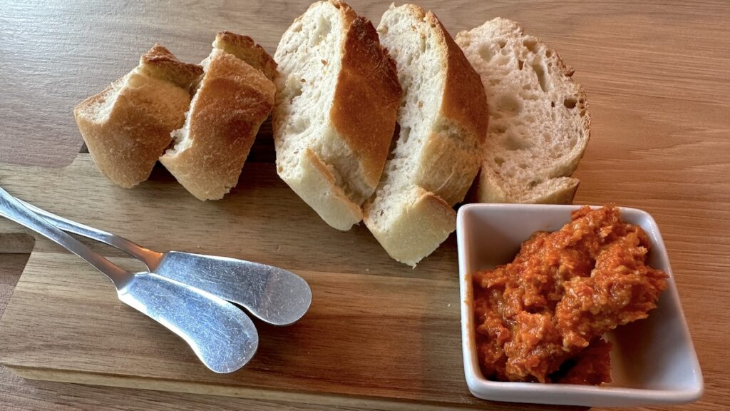 Baguettescheiben mit einer getrockneten Tomaten-Frischkäse-Creme