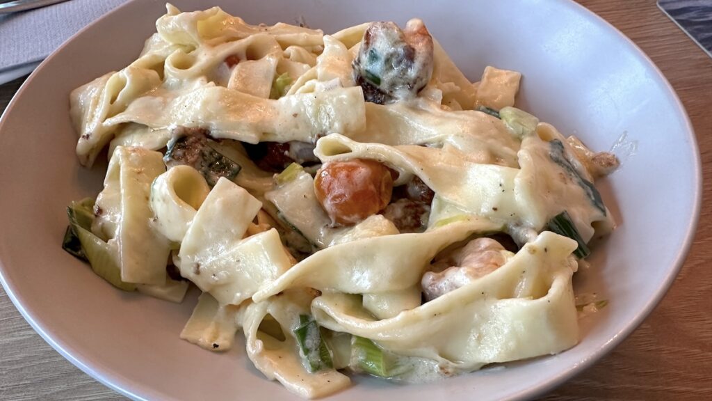 Bandnudeln mit Garnelen in Knoblauch-Sahne-Sauce