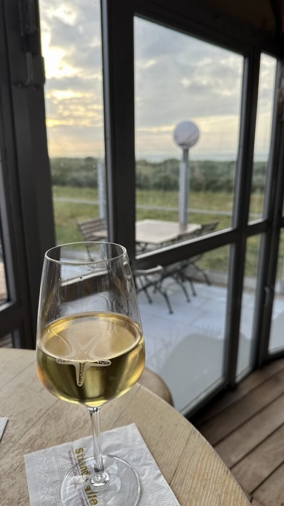 Ein Glas Wein an der Strandhalle