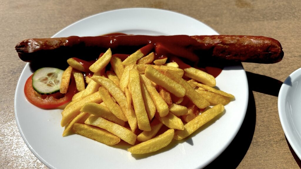 Riesen Currywurst mit Pommes an der Domäne Loog