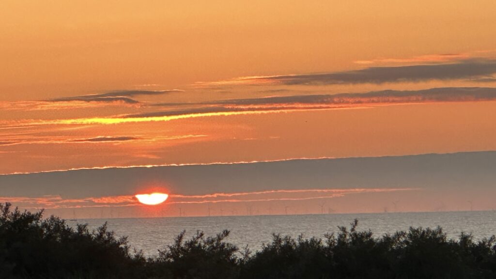 Kurz vor Untergang der Sonne im Meer
