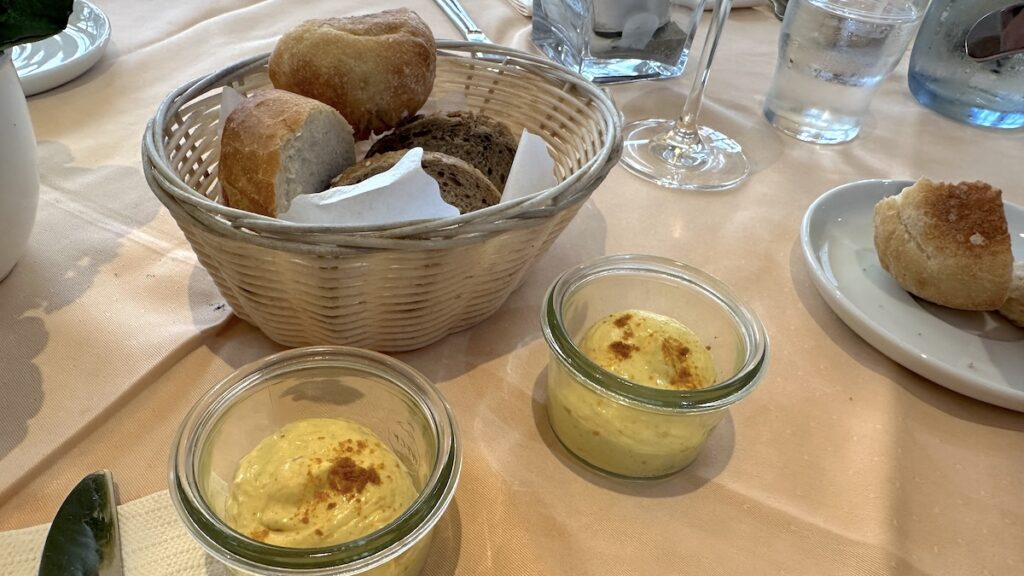 Minibrötchen mit einer Curry-Frischkäse-Creme vorneweg