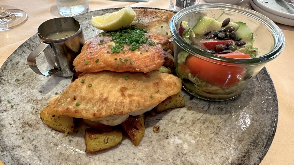 Dreierlei Fisch mit Bratkartoffeln und Salat