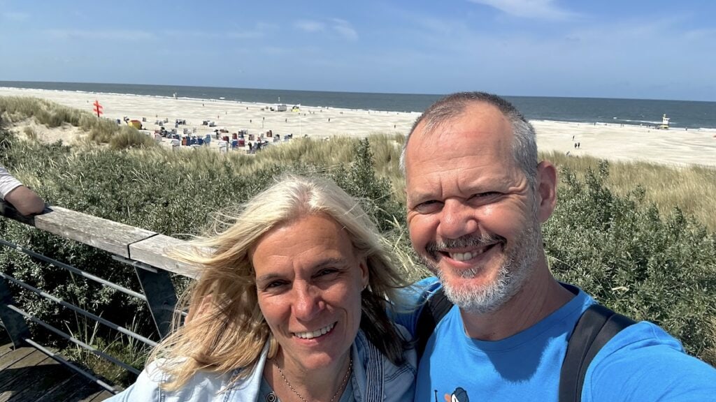 Nic und ich auf der Aussichtsplattform vor dem Kurhaus mit Blick auf Strand und Meer