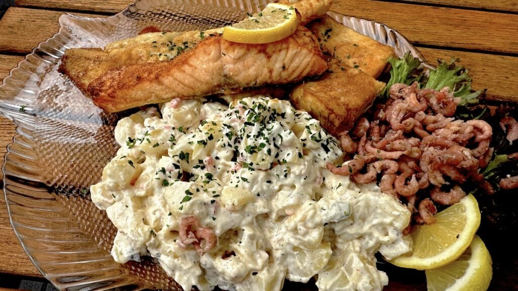 Dreierlei Fischfilets mit Krabben und Kartoffelsalat im "Zum Backfisch" in Norddeich