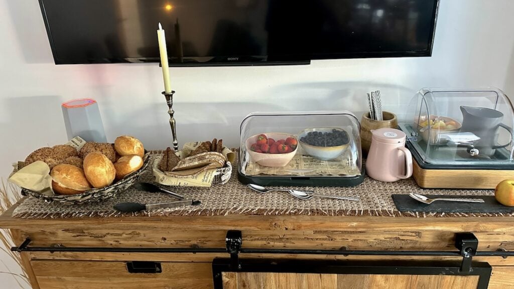 Erdbeeren, Blaubeeren, Brötchen und mehr 