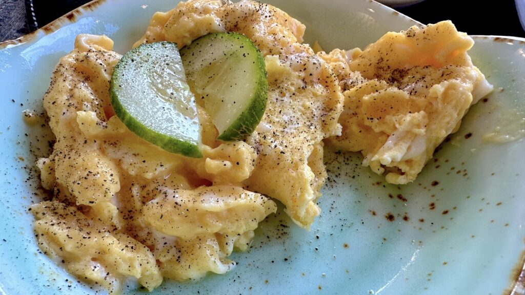 Frisch zubereitetes Rührei zum Frühstück