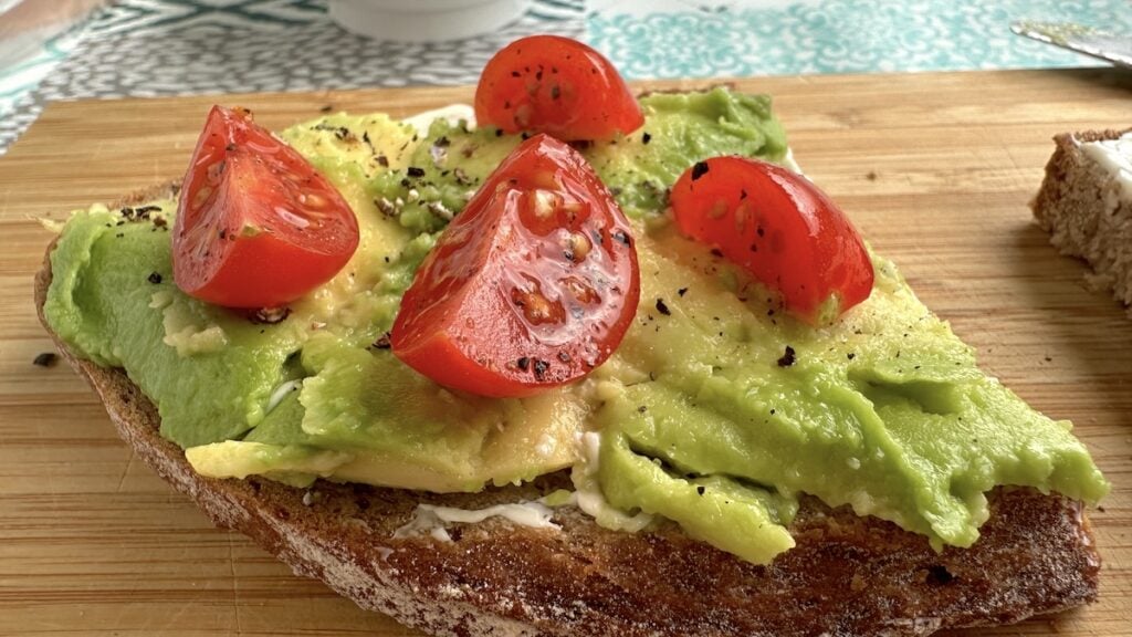 Brot mit Avocado und Tomaten