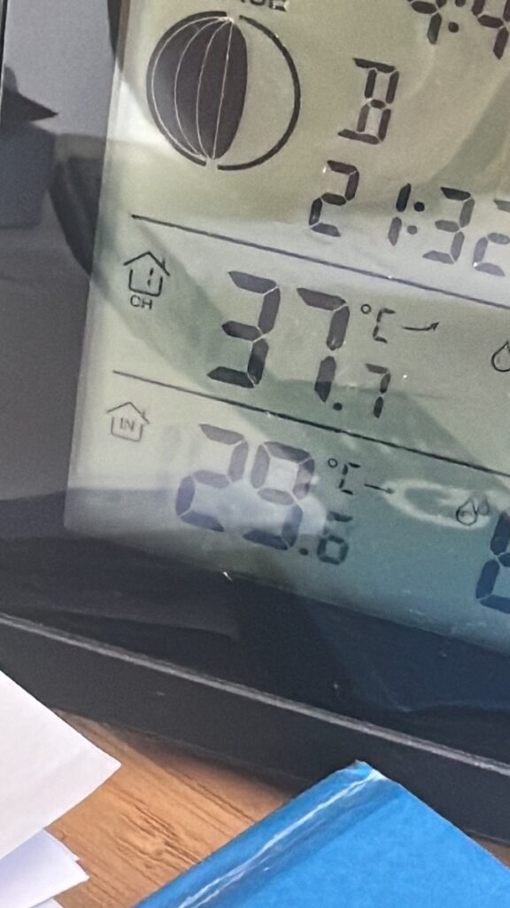 Thermometer: innen, 29,6 Grad, draußen 37,7 Grad 