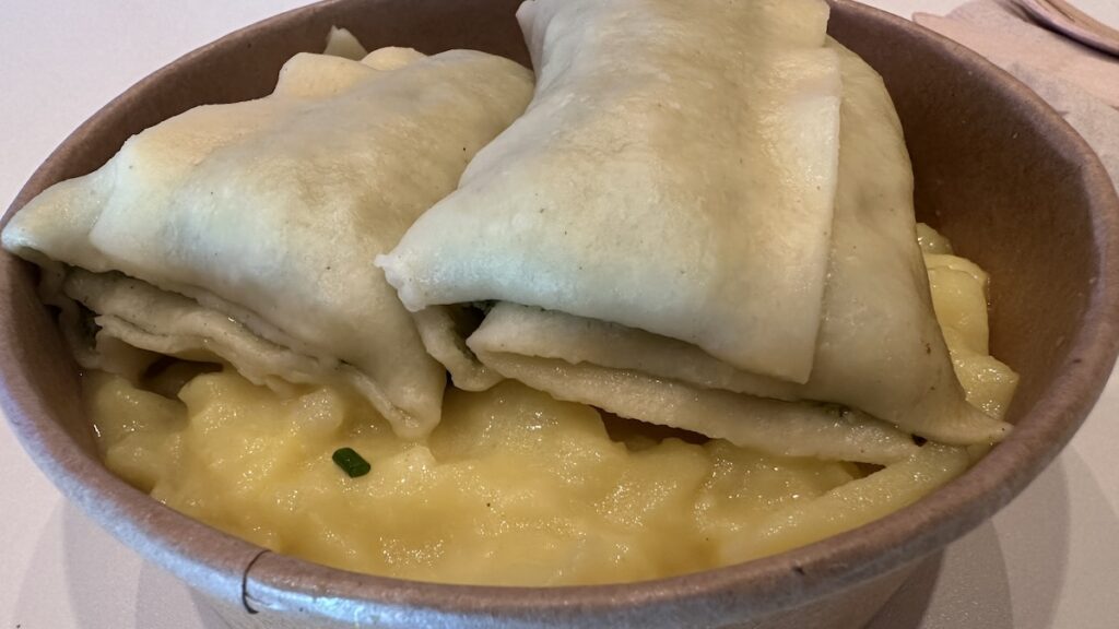 Zwei Maultaschen auf Kartoffelsalat