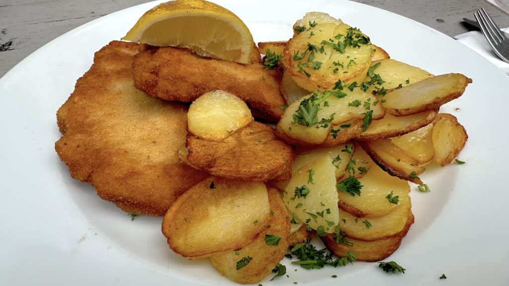 Paniertes Schnitzel mit Bratkartoffeln im Schlesinger